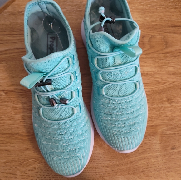 Size 7 mint green Propet Travel bound sneakers - Picture 4 of 8